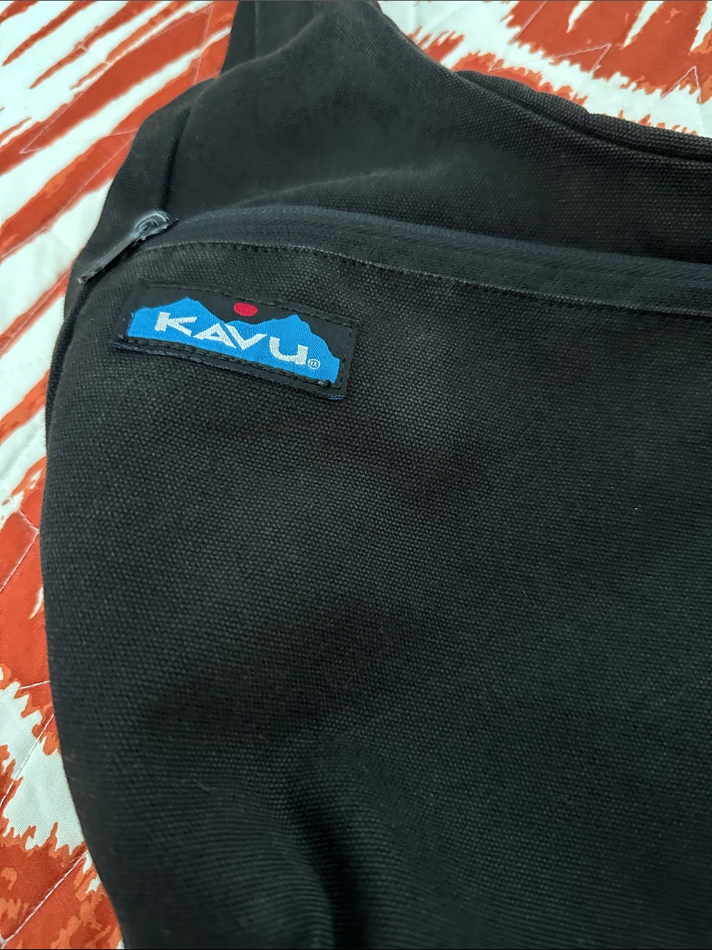 Kavu Black Canvas Crossbody Sling Bag - Picture 2 of 4